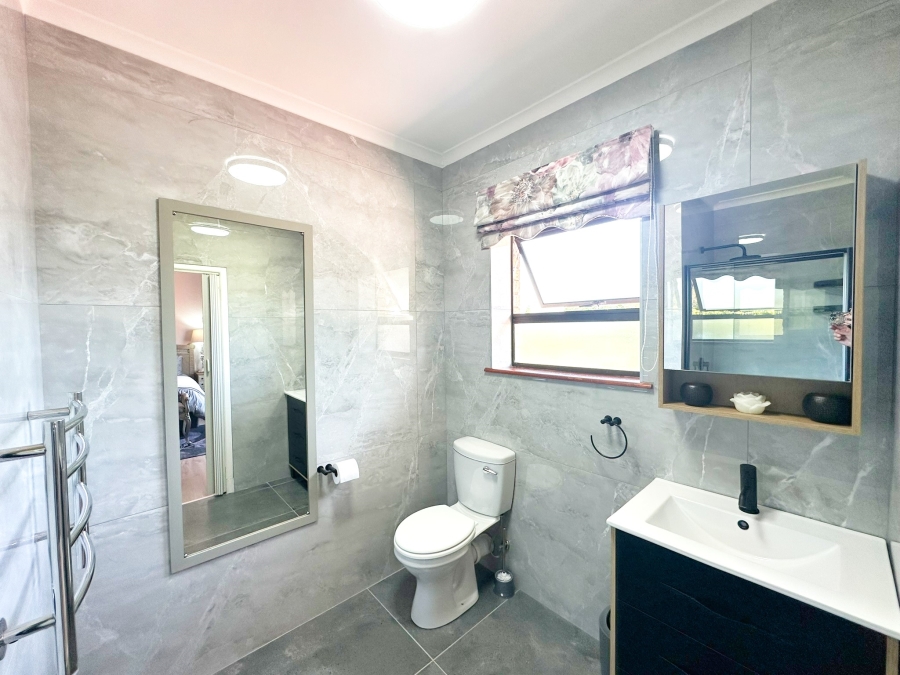 5 Bedroom Property for Sale in The Island Western Cape